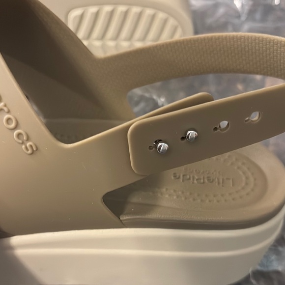 NWT - 11W CROCS Cream Sandals with Chunky Platform and Wide Straps - Picture 8 of 10